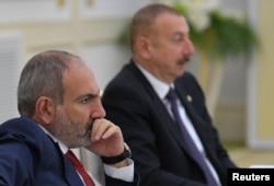 Премьер-министр Армении Никол Пашинян (на переднем плане) и президент Азербайджана Ильхам Алиев