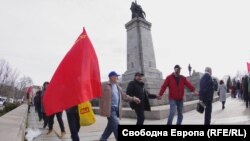 Фото з акції БСП перед пам’ятником Радянській армії. Деякі прихильники партії принесли прапори СРСР