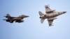 Dy avionë rumunë F-16. Avionë të llojit të njëjtë ndoqën një dron rus që shkeli hapësirën ajrore të Rumanisë. 