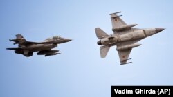 Dy avionë rumunë F-16. Avionë të llojit të njëjtë ndoqën një dron rus që shkeli hapësirën ajrore të Rumanisë. 