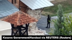 Naoržana osoba u manastiru Banjska posle napada u njegovoj okolini u kojoj je ubijen kosovski policijac, 24. septembar 2025.