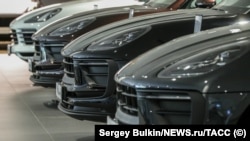 Автосалон Porsche в Москве, июль 2023