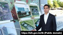 Президент Туркменистана Сердар Бердымухамедов знакомится с ходом строительных работ в Ашхабаде. Август 2022 г.