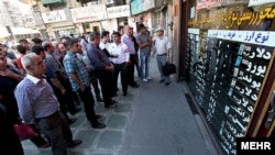 گزارش‌ها حاکی است که پلیس تا کنون «بیش از ۵۰ تن» را به اتهام «اخلال در بازار ارز» دستگیر کرده است