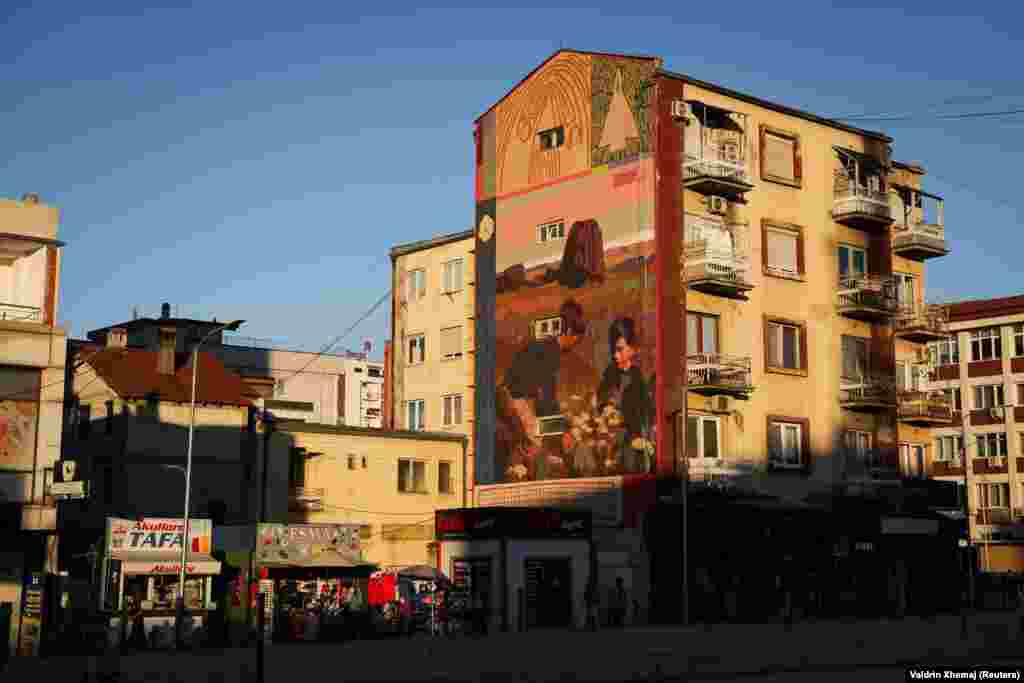 Një ndër muralet e pikturuara në ndërtesat e Ferizajt ndër vite.