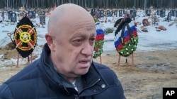 Основатель "ЧВК Вагнера" Евгений Пригожин на похоронах одного из наёмников, погибших на войне в Украине