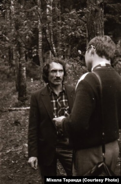 Першае шэсьце і мітынг у Курапатах 30 гадоў таму, 19 чэрвеня 1988 году. Унікальныя фота Міколы Таранды. На фота - Кастусь Тарасаў