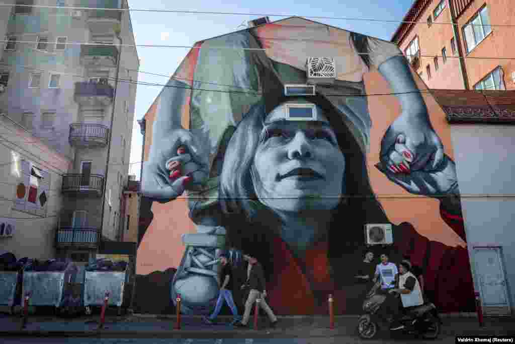 Një nga më shumë se 200 muralet e pikturuara gjatë dhjetë edicioneve të festivalit ndërkombëtar, Mural Fest, në Ferizaj, Kosovë. Fotografi e shkrepur më 19 shtator 2025.