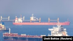 Сухогрузы с украинским зерном вблизи одного из портов Стамбула, 2 ноября 2022 г.