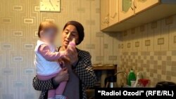 Ruhşonanyň ejesi 9 aýlyk agtygyny naharlaýar.