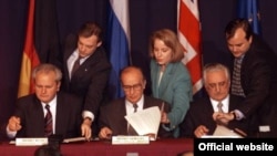 Arhivski snimak: Slobodan Milošević, Alija Izetbegović i Franjo Tuđman potpisuju Dejtonski sporazum, 21. novembar 1995.