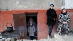 Прячущиеся в подвале жители Мариуполя. Город переживает настоящую гуманитарную катастрофу