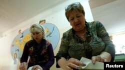 Numărararea buletinelor înainte de vot in Simferopol, Crimeea.