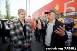 Вераніка і Валер Цапкалы падчас пікету для збору подпісаў за Валера Цапкалу ў якасьці кандыдата ў прэзыдэнты Беларусі, Бараўляны, 4 чэрвеня 2020 году