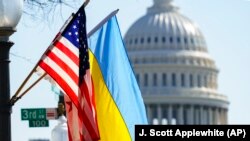 Сьцягі ЗША і Ўкраіны побач з Капітоліем. Ілюстрацыйнае фота