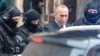 Ramuš Haradinaj prilikom izlaska iz pritvora u Kolmaru, u pratnji policije