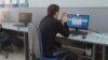 Aşgabadyň Internet kafeleriniň birindäki internet ulanyjysy.