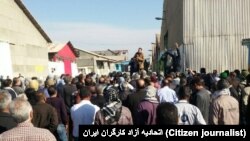 تجمع آذرماه کارگران نیشکر هفت‌تپه؛ یکی از کارگران می‌گوید ما از بدقولی‌ها و وعده‌های دروغ کارفرمای خصوصی شرکت نیشکر هفت‌تپه ناراضی هستیم.