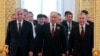 Касым-Жомарт Токаев, Владимир Путин и Шавкат Мирзияев идут на рабочий завтрак лидеров СНГ в Кремль. Москва, 9 мая 2023 года.