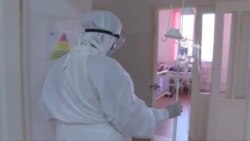 Медик в отделении для пациентов с COVID-19 и «ковидоподобной пневмонией».