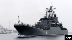 Navă militară rusească în portul Sevastopol.