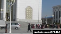 Школьники перед зданием театра, Ашхабад  