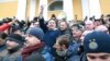 Михаил Саакашвили в окружении своих сторонников, вызволивших его из служебного автомобиля СБУ после задержания. Киев, 5 декабря 2017 года.