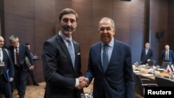 ფოტო არქივიდან. სლოვაკეთის და რუსეთის საგარეო საქმეთა მინისტრები იურაი ბლანარი(მარცხნივ) და სერგეი ლავროვი დიპლომატიურ ფორუმზე. ანტალია, 2024 წლის 2 მარტი