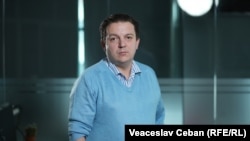 Expertul WatchDog, Andrei Curăraru, în timpul unui interviu în biroul din Chișinău al Europei Libere