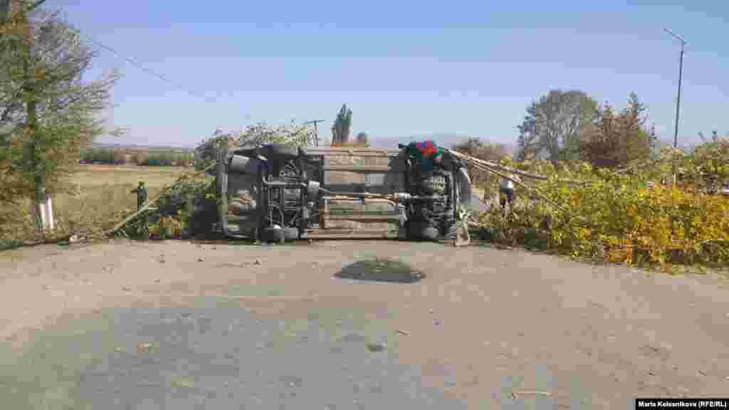 The protesters blocked a bridge leading into the villages of Sara and Darkhan. A day earlier, police in the regional capital, Karakol, dispersed protesters who had taken a regional official hostage for several hours and arrested 23 people. The demonstrators are now demanding the release of their comrades.
