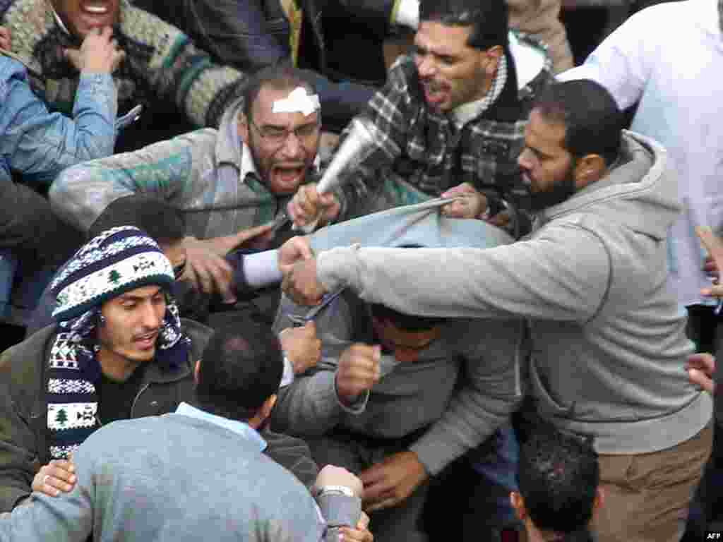 یکی از طرفداران حسنی مبارک در میان مخالفان او