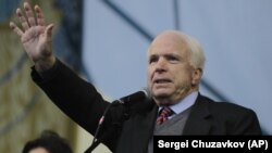 Джон Маккейн у Кіеве ў сьнежні 2013 году. 