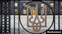 Герб на воротах кабинета министров Украины