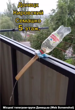 Жителі Донецька показують, як їм доводиться збирати дощову воду