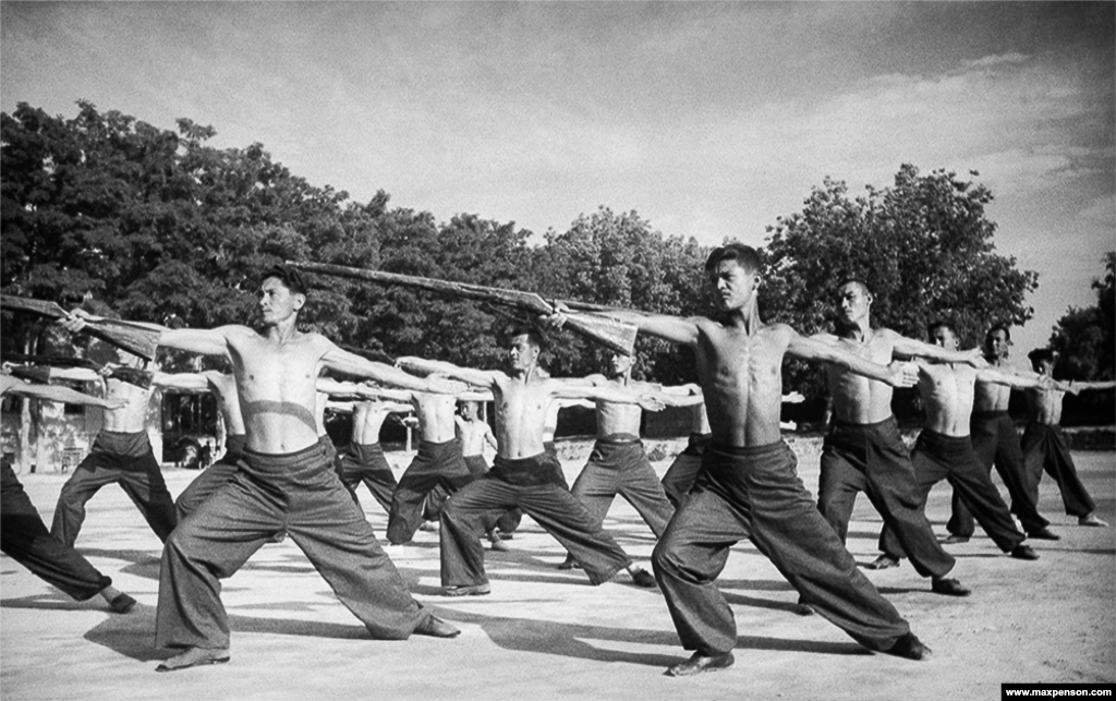 Тренировка юношей на стадионе, 1940 год. По некоторым сведениям, в ряды Красной армии во время Второй мировой войны мобилизовали около 1,4 миллиона человек из Узбекистана.