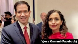 Sekretari amerikan i Shtetit, Marco Rubio, dhe presidentja e Kosovës, Vjosa Osmani, gjatë takimit të tyre në SHBA. 
