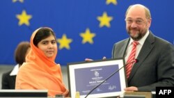 Malala Yousafzai dhe presidenti i Parlamentit Evropian, Martin Schulz, gjatë ceremonisë në Strasburg