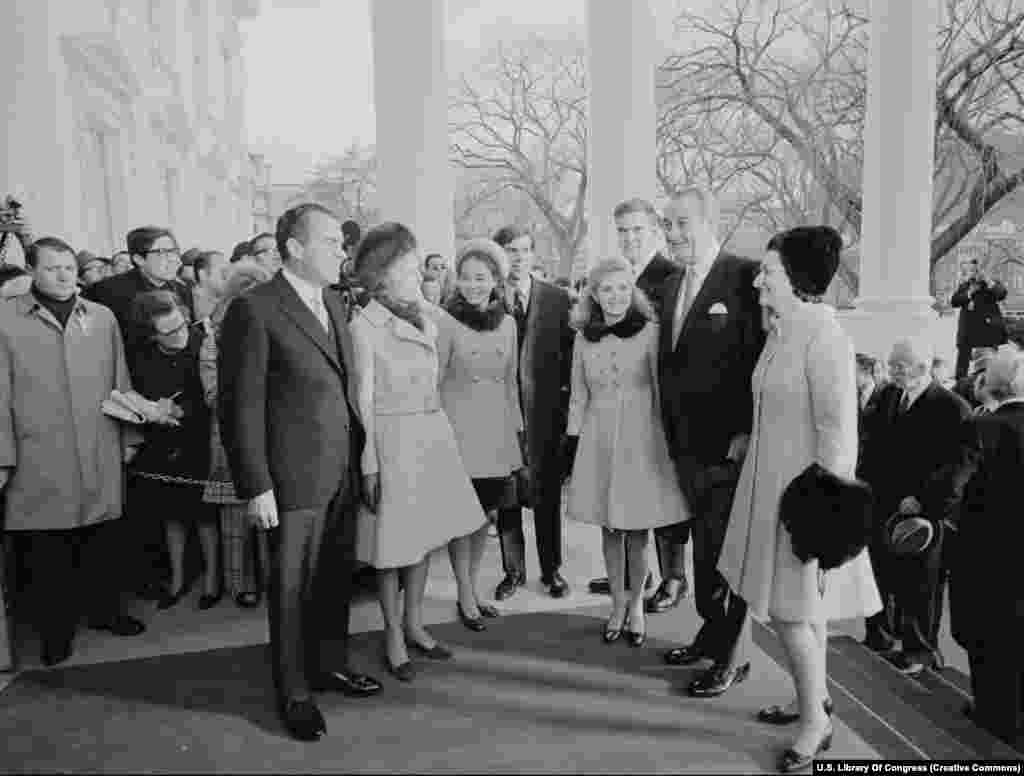 Täze prezident Riçard Nikson (çepde) maşgalasy bilen 1969-njy ýylyň 20-nji ýanwarynda, öňki prezidenti Jonsonyň maşgalasy bilen görüşýär. Nikson Ak tama iki gezek saýlansa-da, Watergate masgaraçylygyndan soň, ikinji möhletiniň ortasynda wezipesinden çekildi. &nbsp; 