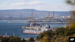 Танкер пришвартован у комплекса "Шесхарис", входящего в состав АО "Черномортранснефть" в Новороссийске
