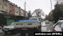 Жители Ашхабада зачастую покупают питьевую воду. Ашхабад (Фото из архива)  