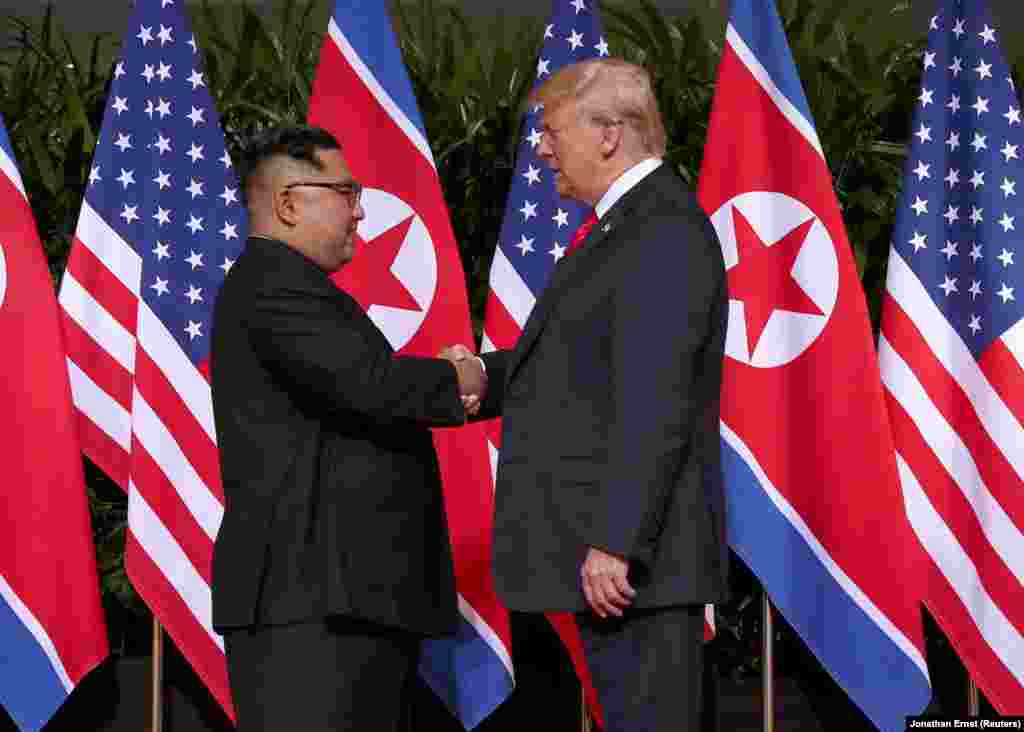 Первое рукопожатие Дональда Трампа и Ким Чен Ына.