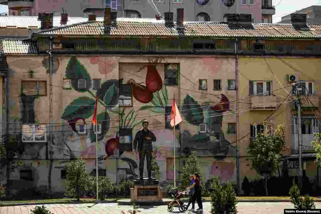 Një mural i pikturuar në Ferizaj, në një ndërtesë prapa shtatores së Ramadan Rexhepit.