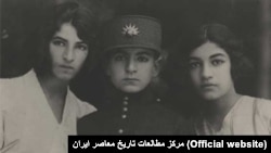 محمدرضای ولیعهد همراه با خواهرانش اشرف (راست) و شمس