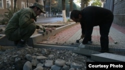 Мэр выполнил свое обещание – тротуарную плитку возле многоэтажки по улице И. Харебова стали спешно возвращать на место. Небольшая акция протеста жителей завершилась их победой