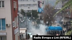 Policia e Kosovës përdorë gazin lotsjellës