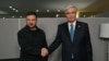 Қазақстан президенті Қасым-Жомарт Тоқаев пен Украина президенті Владимир Зеленский Нью-Йоркте кездескен сәт. 22 қыркүйек 2025 жыл