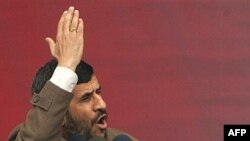 پيش از اين، رييس جمهور در سخنانش کسانی که از افزايش تورم ابراز نگرانی کرده بودند را عوامل «جنگ های روانی سازمان يافته خوانده» بود. عکس AFP