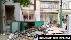 Aşgabat: Parahat 4-iň 'pristroýkalary' ýykylýar