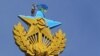 Демонтаж украинского флага, вывешенного на жилом доме на Котельнической набережной, 20 августа 2014 года 