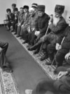 Будущий президент Джохар Дудаев на встрече со старейшинами, которых он пытается убедить поддержать его. 1991 год